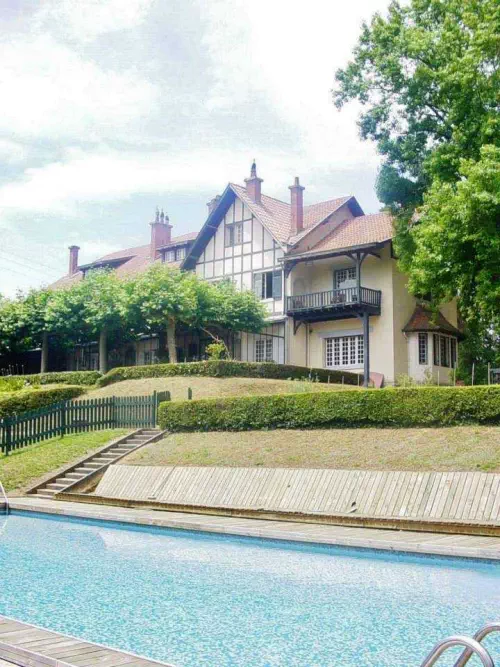 Domaine basque avec de nombreux hébergements