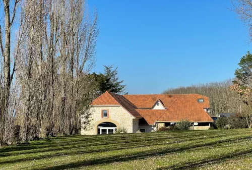 Domaine engagé et sa salle de réception près de Pau