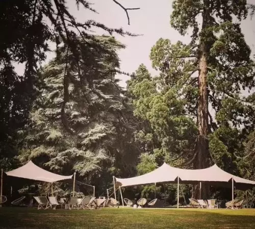 Tentes stretch autour de Bourges