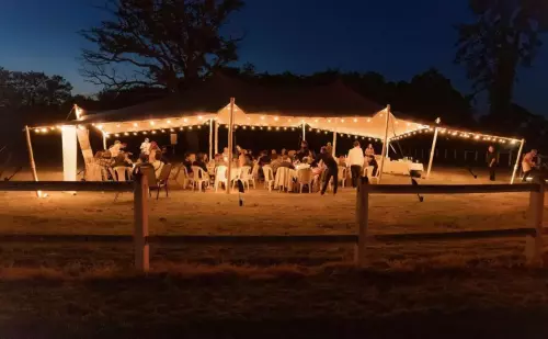Tentes stretch autour de Bourges