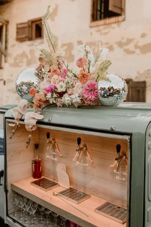 Bar mobile & caravane rétro dans les Alpes