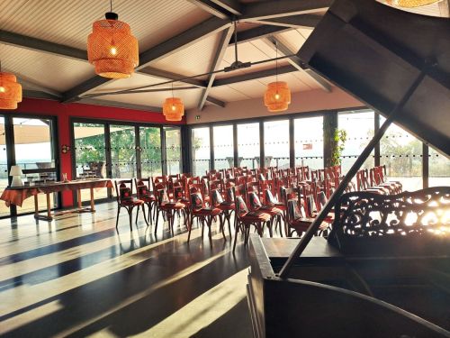 Événement professionnel au Château Réaut dans une salle lumineuse et élégante, offrant une vue imprenable grâce à ses grandes baies vitrées, idéal pour conférences ou séminaires.