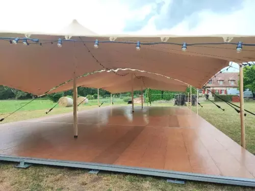 Tentes stretch autour de Bourges