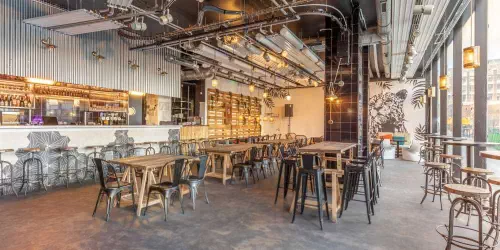 Tiers-lieu associatif alliant bar et espace de coworking