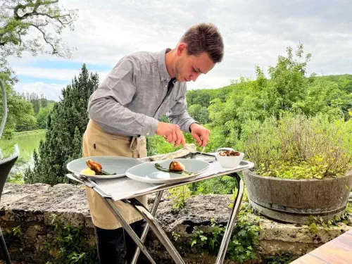 Table bio au bord d'un lac près d'Angoulême