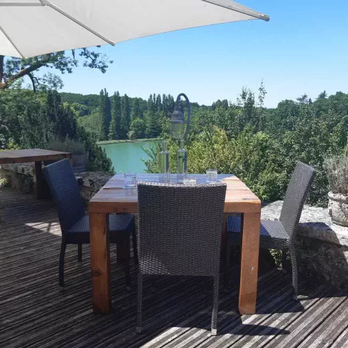 Table bio au bord d'un lac près d'Angoulême