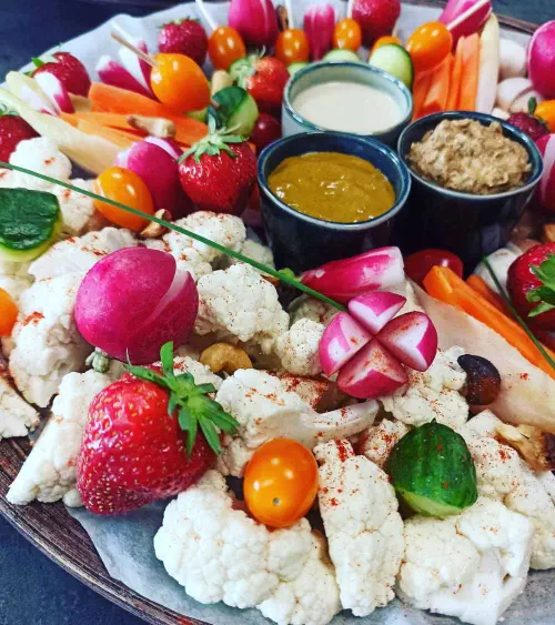 De magnifiques plateaux de légumes pour un cocktail sain et coloré !
