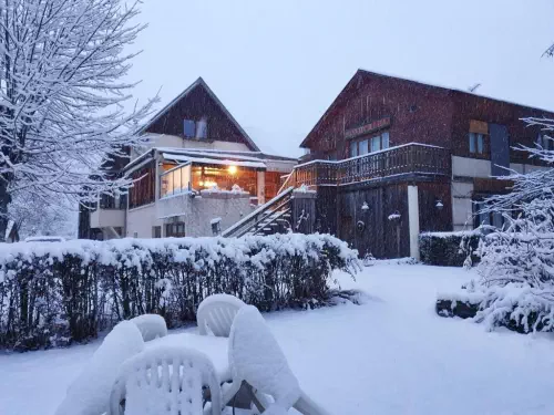 Éco-chalet et salle de séminaire dans les Alpes