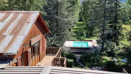 Éco-chalet et salle de séminaire dans les Alpes