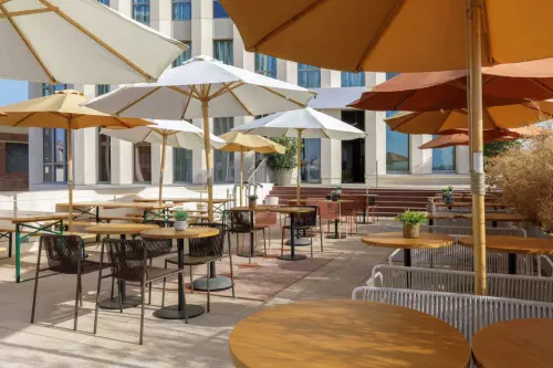 Hôtel moderne et ses vastes espaces réceptifs à Bordeaux