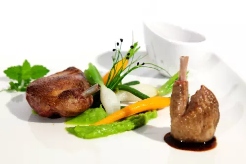 Plat repas assis