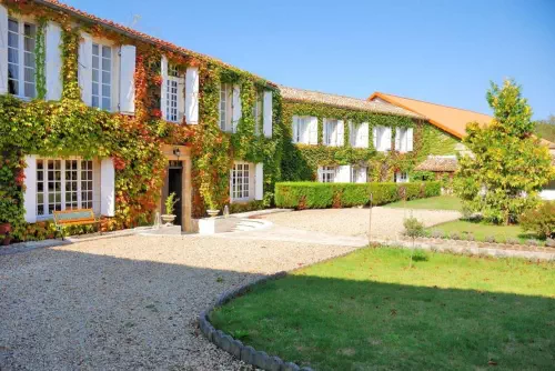 Table bio au bord d'un lac près d'Angoulême