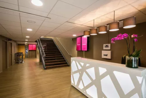 Amphithéâtre, salles de travail et terrasse à Paris