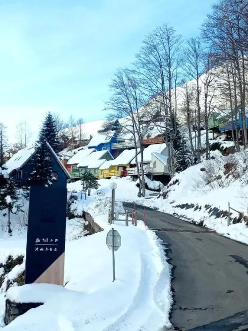 Village de chalets de montagne au pied des pistes