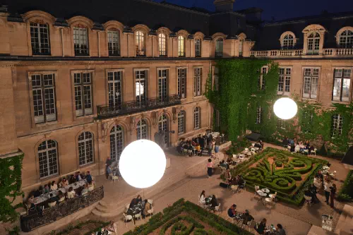 Château et ses jardins à Paris - Fabula