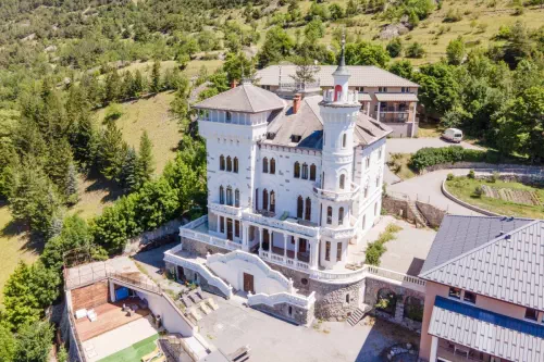 Château alpin et sa grande capacité d'hébergements