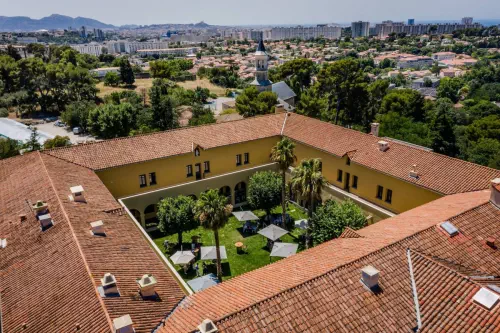 Lieu hybride de grande envergure en périphérie de Marseille