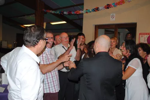 Magicien close-up dans le Sud-Ouest