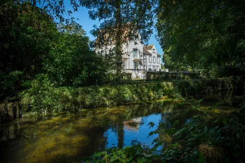 Domaine au bord de la rivière