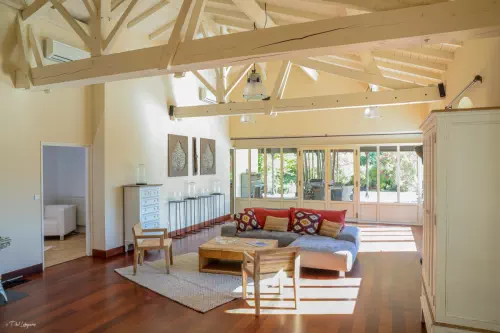 Domaine chaleureux et ses espaces verts au nord de la Gironde