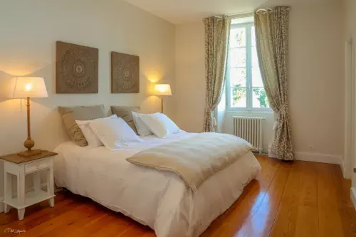 Domaine chaleureux et ses espaces verts au nord de la Gironde