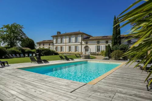 Domaine chaleureux et ses espaces verts au nord de la Gironde