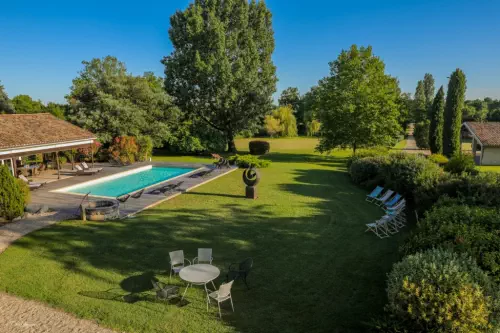 Domaine chaleureux et ses espaces verts au nord de la Gironde