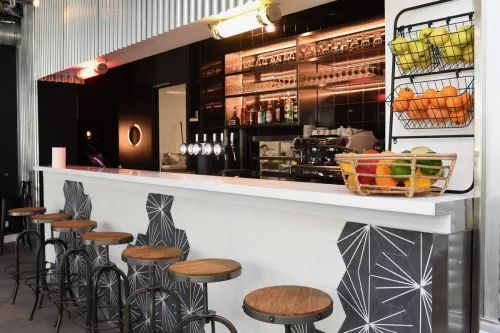 Tiers-lieu associatif alliant bar et espace de coworking