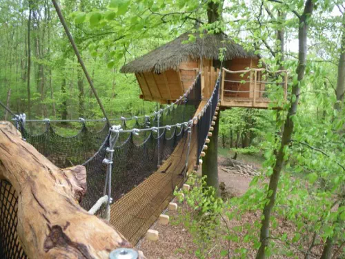 Cabanes insolites dans les arbres proches de Rouen