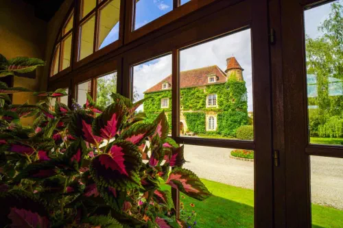 Château d'époque et ses jardins près d'Auxerre