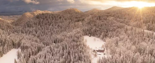 Gîte écoresponsable entre montagnes et forêt dans le Jura