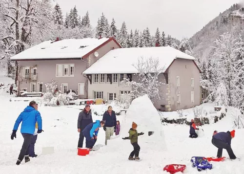 Gîte écoresponsable entre montagnes et forêt dans le Jura