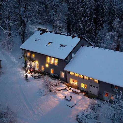 Gîte écoresponsable entre montagnes et forêt dans le Jura