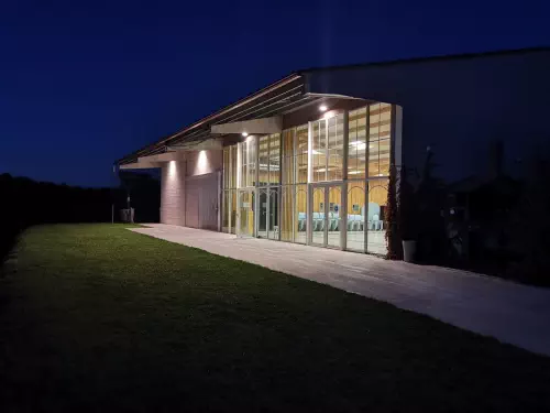 Salle de réception vitrée sur les vignes près de Bordeaux