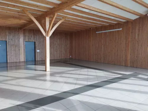 Salle de réception vitrée sur les vignes près de Bordeaux