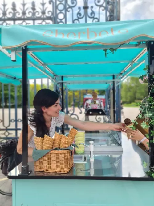 Glacier original et son vélo triporteur à Bordeaux