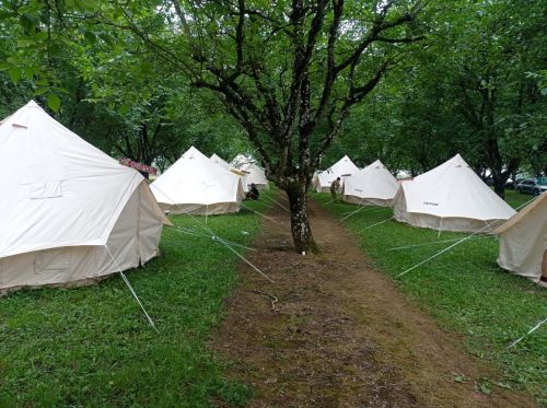 Tentes SAHARA 6/8 personnes, matelas, moustiquaires, lampes Led antimoustiques...