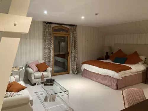 Domaine et sa bâtisse rénovée dans le Maine-et-Loire