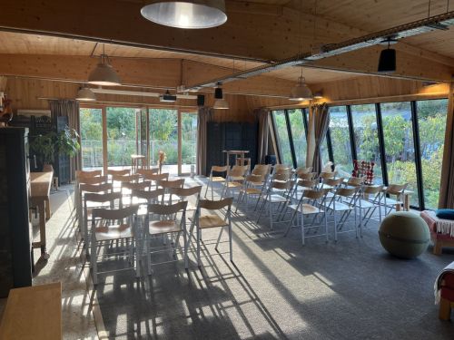 Une salle lumineuse et modulable
