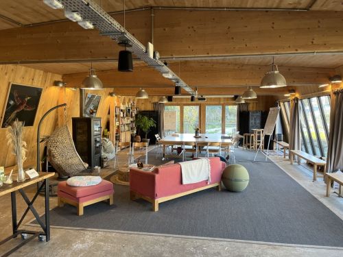 Une salle lumineuse et modulable