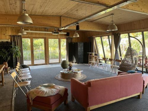 Une salle lumineuse et modulable