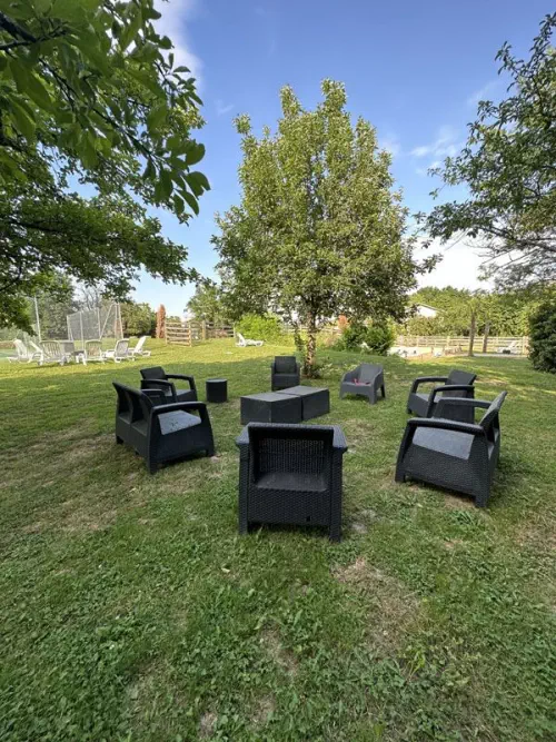 Domaine verdoyant et son gîte près de Lyon