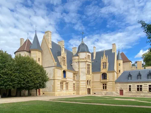 Charmant château du XIIIᵉ siècle dans le Cher