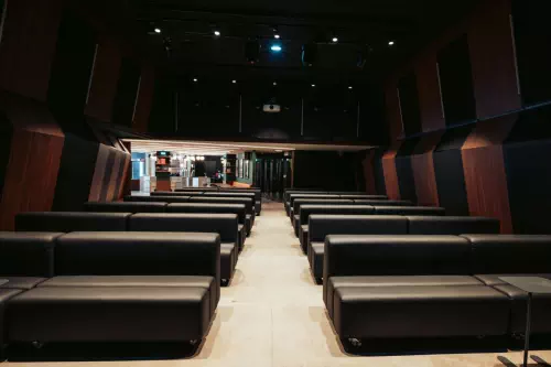 Hôtel moderne et ses vastes espaces réceptifs à Bordeaux