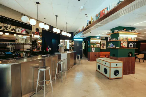 Hôtel moderne et ses vastes espaces réceptifs à Bordeaux