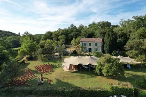 Tentes stretch autour de Poitiers