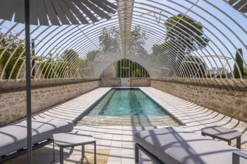 Château avec piscine et tente strech à Montpellier
