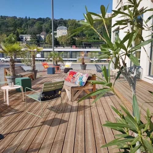 Espace atypique en bord de Saône à Lyon