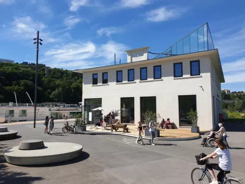 Espace atypique en bord de Saône à Lyon