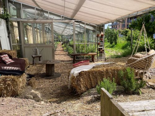 Le préau de la serre pour travailler ou déjeuner